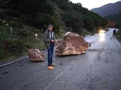 Κατολίσθηση βράχων στο οδικό δίκτυο Κλειτορίας προς Τρίπολη -Λόγω βροχόπτωσης [εικόνες] | iefimerida.gr 0