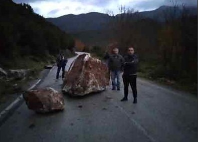 Κατολίσθηση βράχων στο οδικό δίκτυο Κλειτορίας προς Τρίπολη -Λόγω βροχόπτωσης [εικόνες] | iefimerida.gr 2