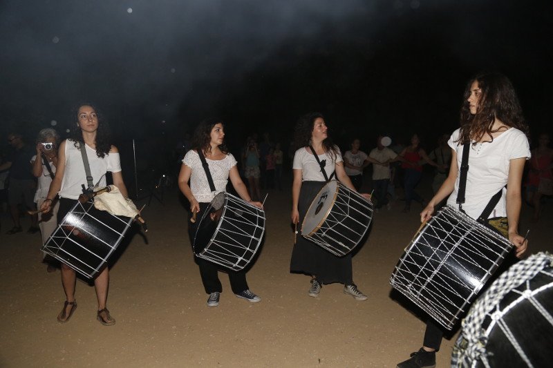 Αναβίωσε στις γειτονιές της Αθήνας το έθιμο του Αϊ Γιάννη του Κλήδονα [εικόνες] | iefimerida.gr 2