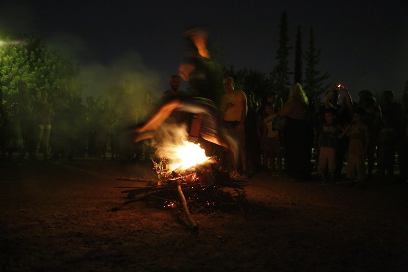 Αναβίωσε στις γειτονιές της Αθήνας το έθιμο του Αϊ Γιάννη του Κλήδονα [εικόνες] | iefimerida.gr 0