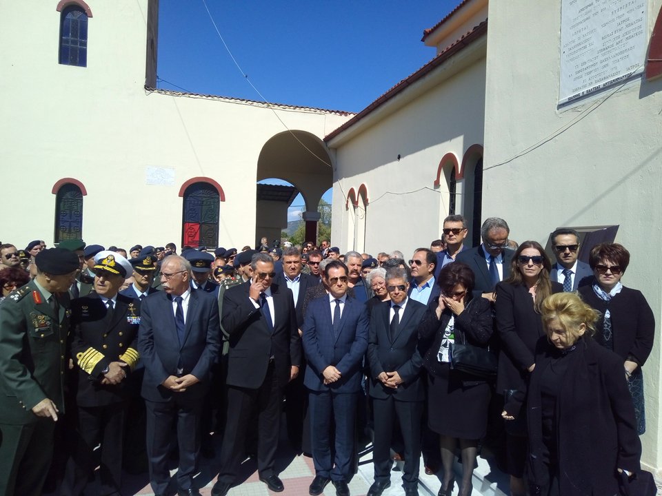 Θρήνος στο τελευταίο αντίο στον συνταγματάρχη Θωμά Αδάμου -Τραγική φιγούρα η σύζυγός του [εικόνες] | iefimerida.gr 4