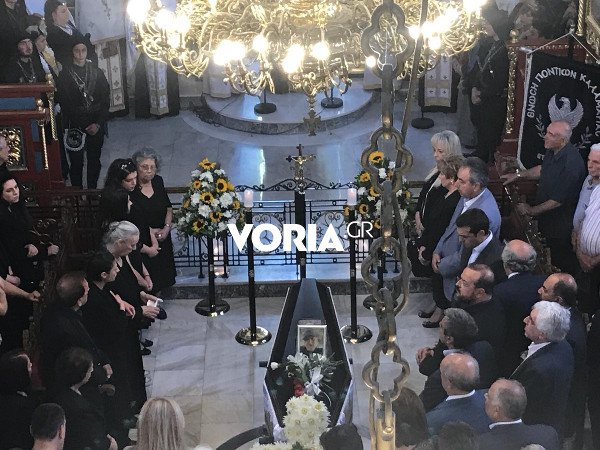 Πλήθος κόσμου στην κηδεία του Χάρρυ Κλυνν -Παρών και ο πρωθυπουργός Αλέξης Τσίπρας [εικόνες] | iefimerida.gr 2