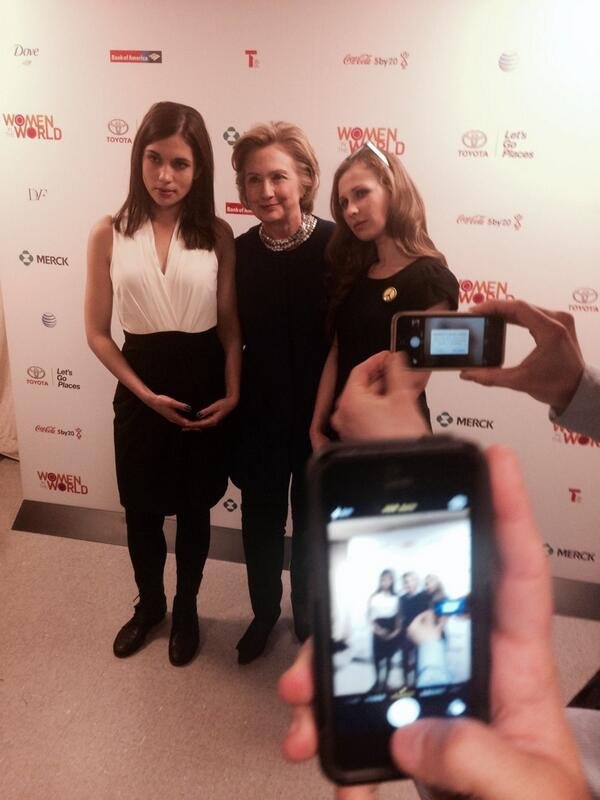 Στον Πούτιν, με αγάπη -Η Χίλαρι Κλίντον φωτογραφίζεται με τις Pussy Riot [εικόνες] | iefimerida.gr 0