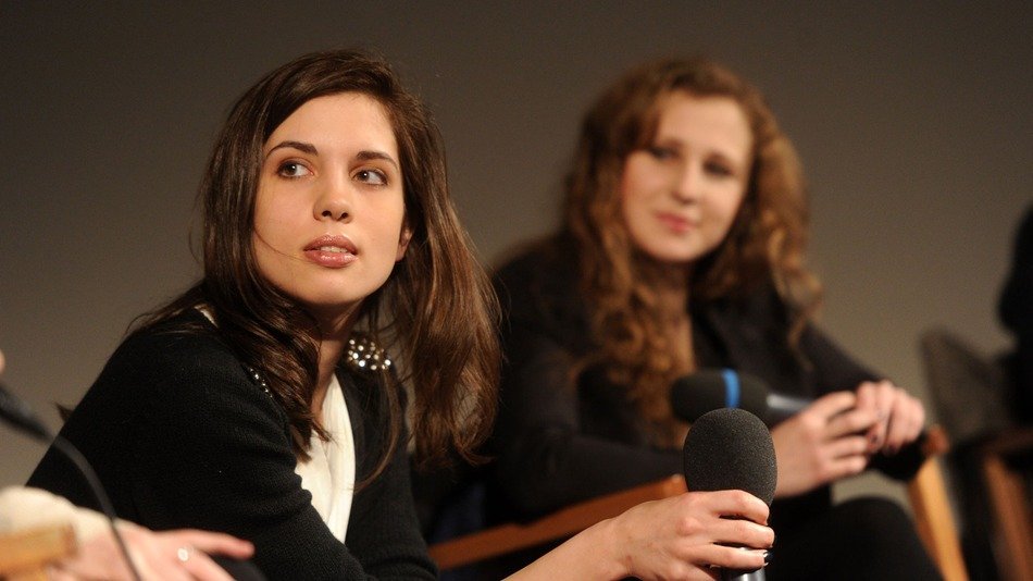 Στον Πούτιν, με αγάπη -Η Χίλαρι Κλίντον φωτογραφίζεται με τις Pussy Riot [εικόνες] | iefimerida.gr 2