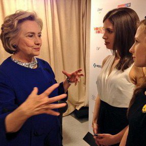 Στον Πούτιν, με αγάπη -Η Χίλαρι Κλίντον φωτογραφίζεται με τις Pussy Riot [εικόνες] | iefimerida.gr 1