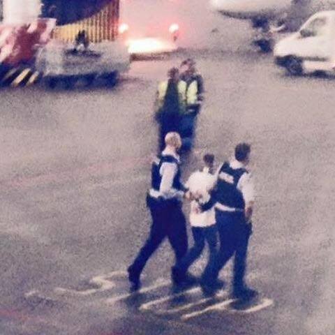 Επιβάτης προσπάθησε να ανοίξει την πόρτα του αεροπλάνου γιατί την πέρασε για την τουαλέτα [εικόνες] | iefimerida.gr 0