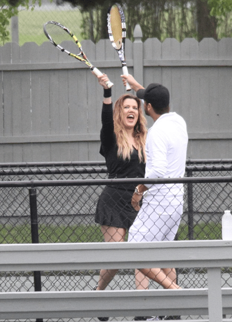 Η Κλοέ Καρντάσιαν με φούστα... ζώνη παίζει τένις με τα οπίσθιά της στη φόρα [εικόνες] | iefimerida.gr 0