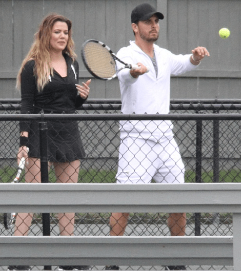 Η Κλοέ Καρντάσιαν με φούστα... ζώνη παίζει τένις με τα οπίσθιά της στη φόρα [εικόνες] | iefimerida.gr 1