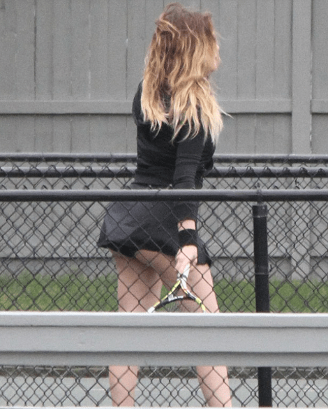 Η Κλοέ Καρντάσιαν με φούστα... ζώνη παίζει τένις με τα οπίσθιά της στη φόρα [εικόνες] | iefimerida.gr 2