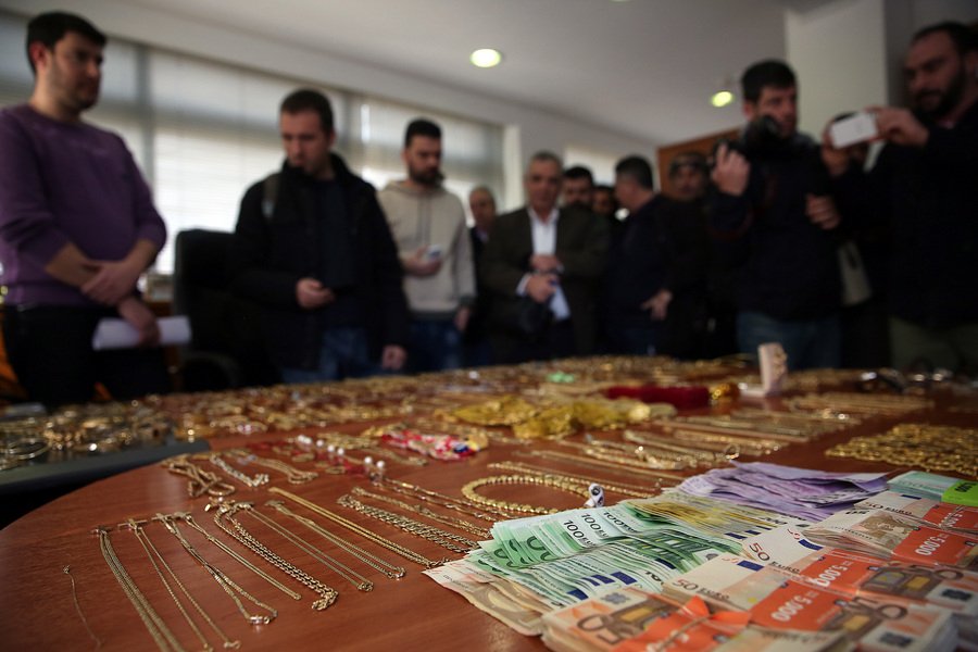Ολόκληρος θησαυρός: Αυτά είναι τα κοσμήματα που έκλεψε η «μαφία των Ρομά» [εικόνες&βίντεο] | iefimerida.gr 0