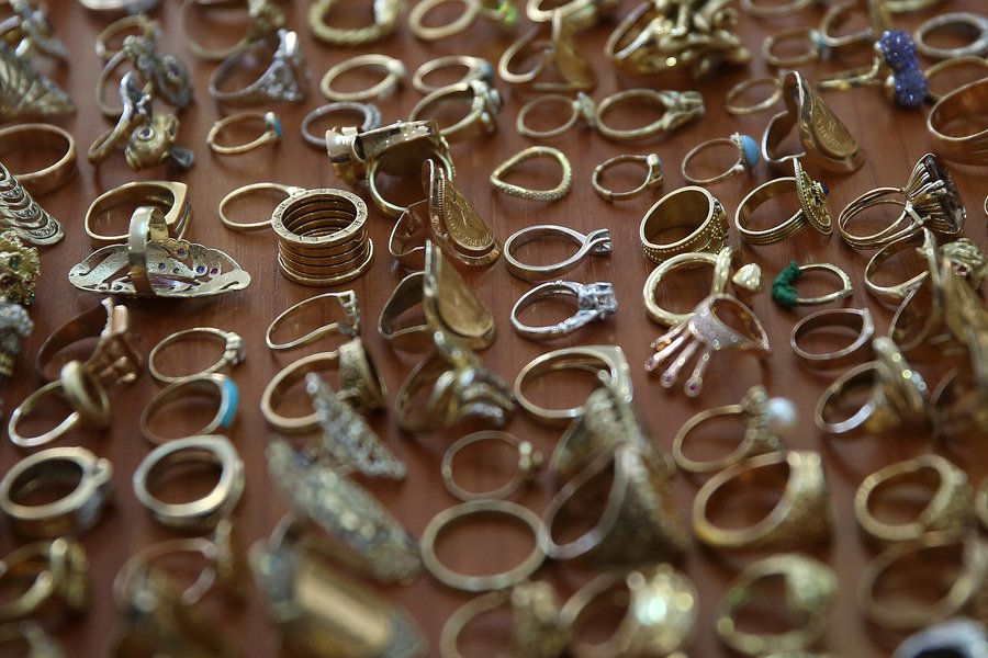 Ολόκληρος θησαυρός: Αυτά είναι τα κοσμήματα που έκλεψε η «μαφία των Ρομά» [εικόνες&βίντεο] | iefimerida.gr 2