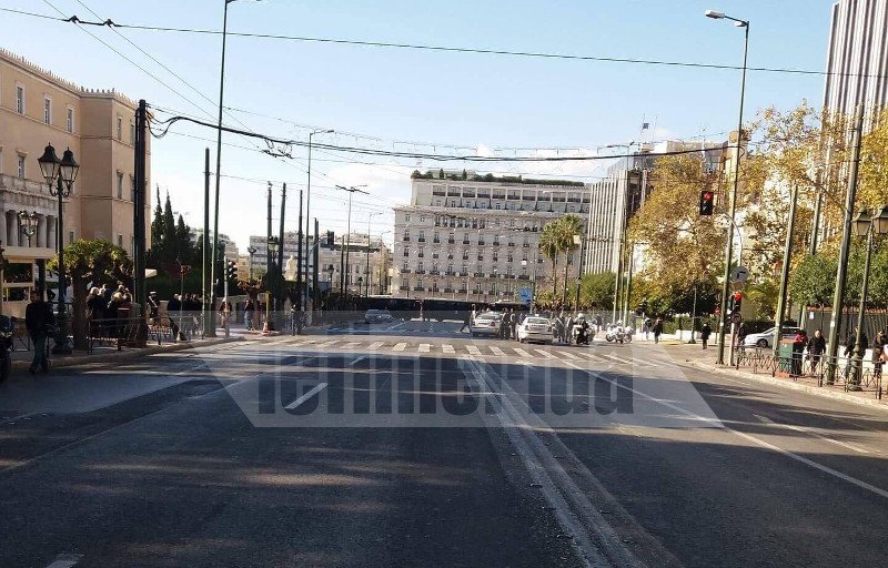 Οι κουκουλοφόροι τα έσπασαν από τα Προπύλαια έως το Σύνταγμα -ΜΑΤ και κλούβες ήταν πάνω από την Ακαδημίας [εικόνες] | iefimerida.gr 2