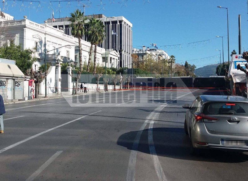 Οι κουκουλοφόροι τα έσπασαν από τα Προπύλαια έως το Σύνταγμα -ΜΑΤ και κλούβες ήταν πάνω από την Ακαδημίας [εικόνες] | iefimerida.gr 1