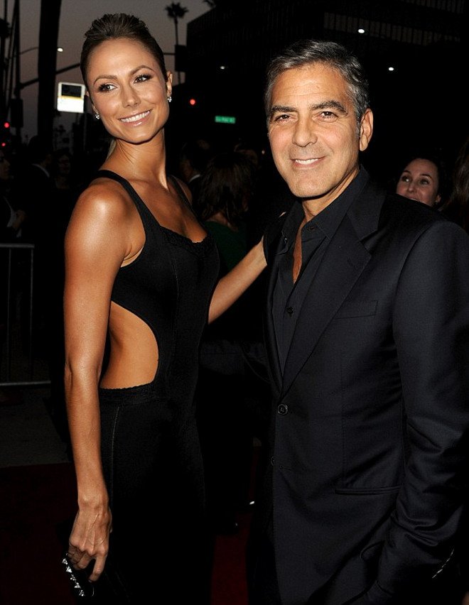 Ο Τζορτ Κλούνεϊ δεν μπορεί να αντισταθεί στο σέξι κορίτσι του ούτε μπροστά στις κάμερες [εικόνες] | iefimerida.gr 0