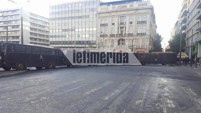 Επεισόδια και μολότοφ στα Εξάρχεια μετά την πορεία για το Πολυτεχνείο [εικόνες & βίντεο]  | iefimerida.gr 25