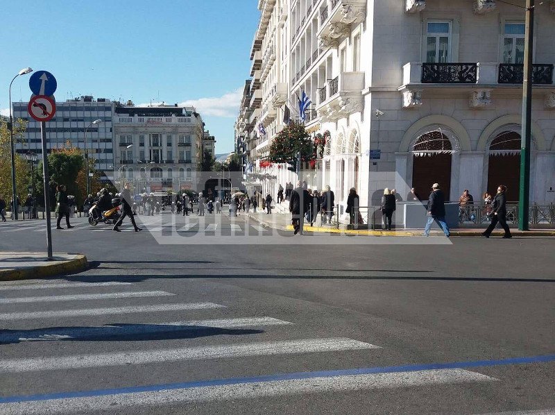 Οι κουκουλοφόροι τα έσπασαν από τα Προπύλαια έως το Σύνταγμα -ΜΑΤ και κλούβες ήταν πάνω από την Ακαδημίας [εικόνες] | iefimerida.gr 0