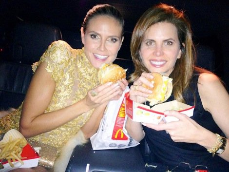 H Ζιζέλ και άλλα 7 μοντέλα «γουρουνιάζουν» -Μπέργκερ, πίτσα, τηγανητές πατάτες πριν την πασαρέλα [εικόνες] | iefimerida.gr 6