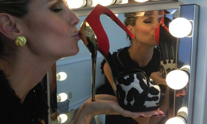 Διάσημο μοντέλο φιλάει το παπούτσι της που κάνει 448 δολάρια [εικόνα] | iefimerida.gr 0