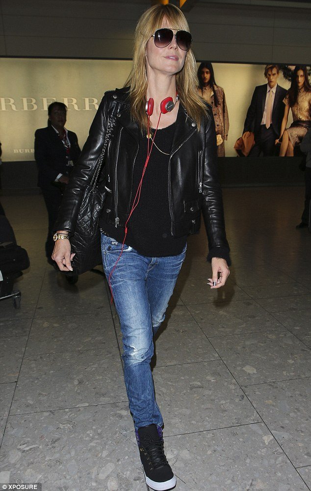 Η Χάιντι Κλουμ είναι μια χαρωπή 40αρα: Χωρίς μακιγιάζ, με σπορ ντύσιμο μοιάζει με νοικοκυρά [εικόνες] | iefimerida.gr 2