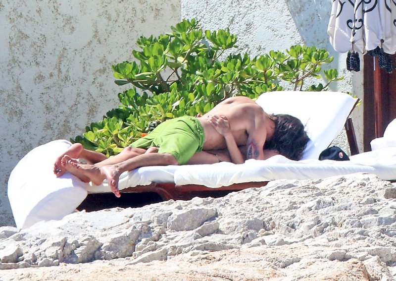 Η Χάιντι Κλουμ τόπλες στο Μεξικό- Σε τρυφερά τετ α τετ με τον κατά 16 χρόνια νεότερό σύντροφό της [εικόνες] | iefimerida.gr 0