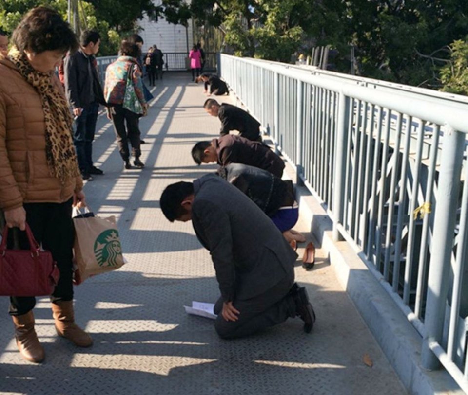 Απίστευτη τιμωρία: Εταιρεία έβαλε στελέχη να γονατίσουν στο δρόμο γιατί δεν πέτυχαν το στόχο τους [εικόνες] | iefimerida.gr 0