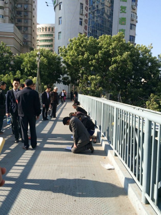 Απίστευτη τιμωρία: Εταιρεία έβαλε στελέχη να γονατίσουν στο δρόμο γιατί δεν πέτυχαν το στόχο τους [εικόνες] | iefimerida.gr 1