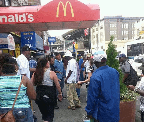 Σοκ στη Νέα Υόρκη: Άνδρας περπατούσε με ένα μαχαίρι καρφωμένο στην πλάτη και μιλούσε στο κινητό [βίντεο&εικόνες] | iefimerida.gr 2