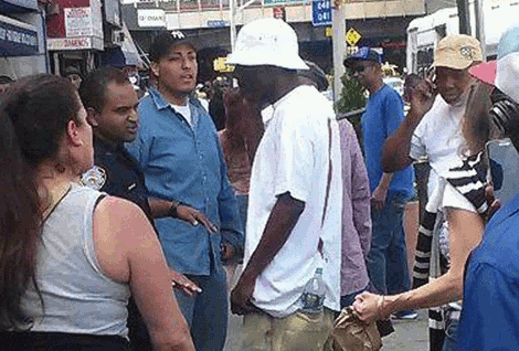 Σοκ στη Νέα Υόρκη: Άνδρας περπατούσε με ένα μαχαίρι καρφωμένο στην πλάτη και μιλούσε στο κινητό [βίντεο&εικόνες] | iefimerida.gr 1