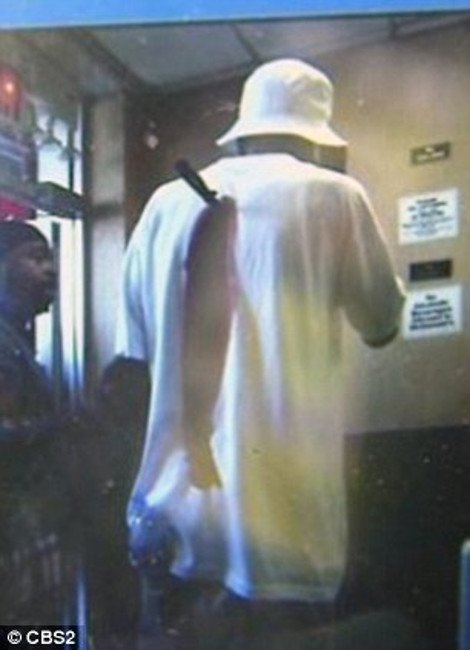 Σοκ στη Νέα Υόρκη: Άνδρας περπατούσε με ένα μαχαίρι καρφωμένο στην πλάτη και μιλούσε στο κινητό [βίντεο&εικόνες] | iefimerida.gr 0