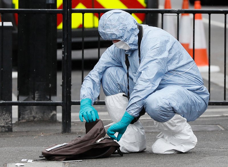 Συνελήφθη άνδρας με σακίδιο γεμάτο μαχαίρια, έξω από το γραφείο της Τερέζα Μέι [εικόνες & βίντεο] | iefimerida.gr 0