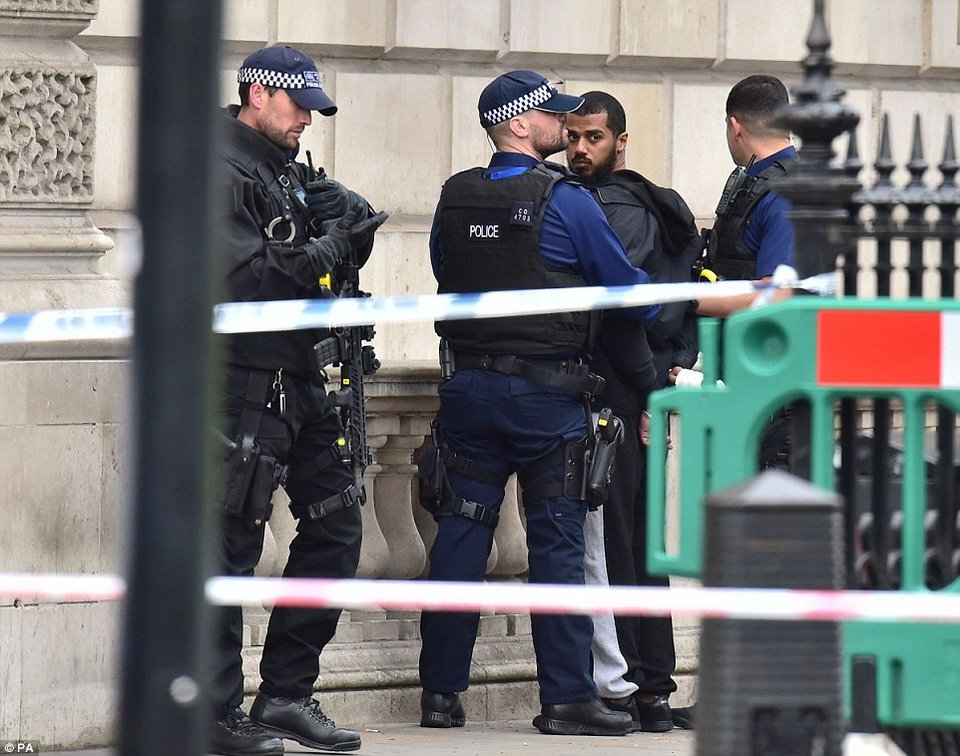 Συνελήφθη άνδρας με σακίδιο γεμάτο μαχαίρια, έξω από το γραφείο της Τερέζα Μέι [εικόνες & βίντεο] | iefimerida.gr 1