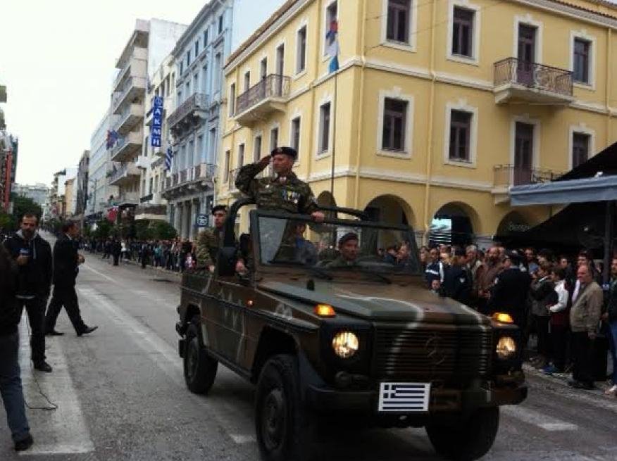 Η Αστυνομία έβγαλε τα κιγκλιδώματα στην παρέλαση της Πάτρας [εικόνες&βίντεο] | iefimerida.gr 2