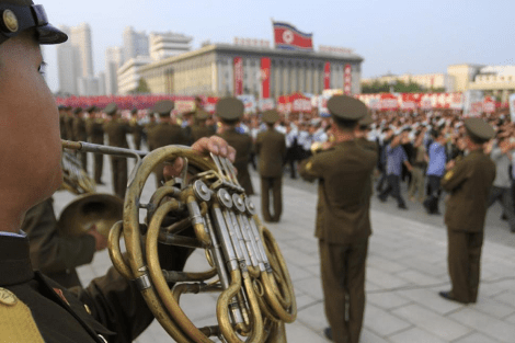 Ασύλληπτες φωτογραφίες από παρέλαση στη Βόρεια Κορέα -Σαν μαριονέτες χιλιάδες άτομα σε απόλυτο συγχρονισμό και συντονισμό [εικόνες] | iefimerida.gr 0