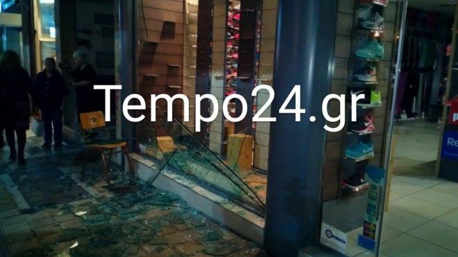 Επεισόδια στα Εξάρχεια: Πετροπόλεμος και μολότοφ μεταξύ αντιεξουσιαστών και ΜΑΤ [εικόνες&βίντεο] | iefimerida.gr 5