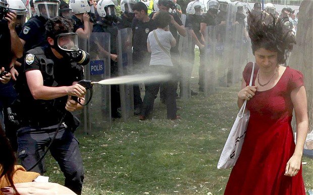 Ασυνήθιστη τιμωρία για τον αστυνομικό που έριξε δακρυγόνο στην «γυναίκα με τα κόκκινα» στην Τουρκία | iefimerida.gr 0