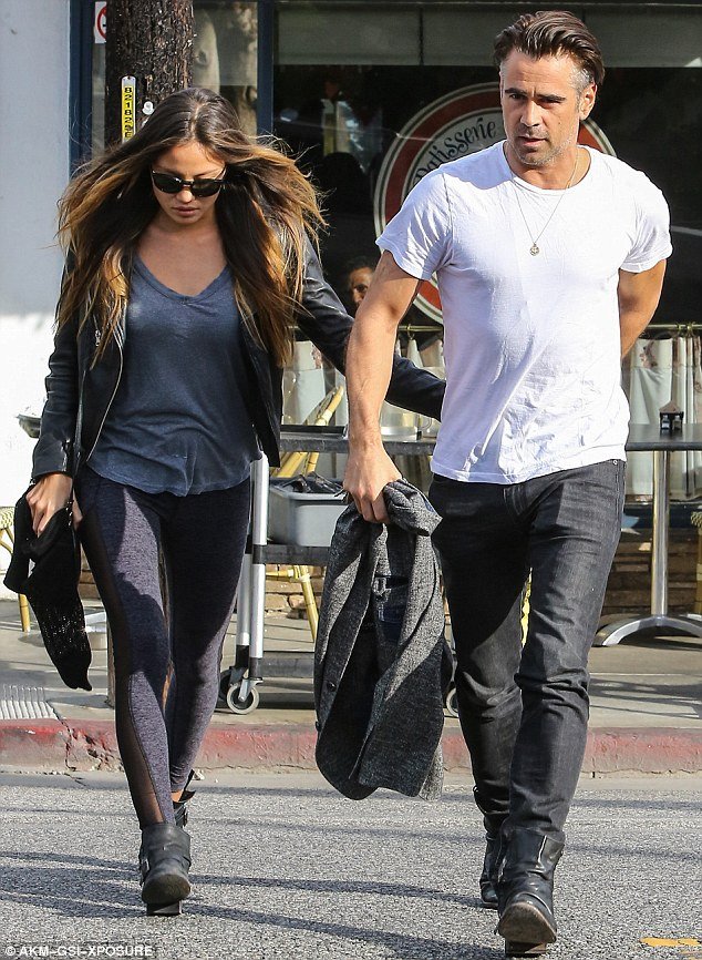 Κόλιν Φάρελ: Με άγνωστη καλλονή στους δρόμους του Λος Αντζελες [εικόνες] | iefimerida.gr 2