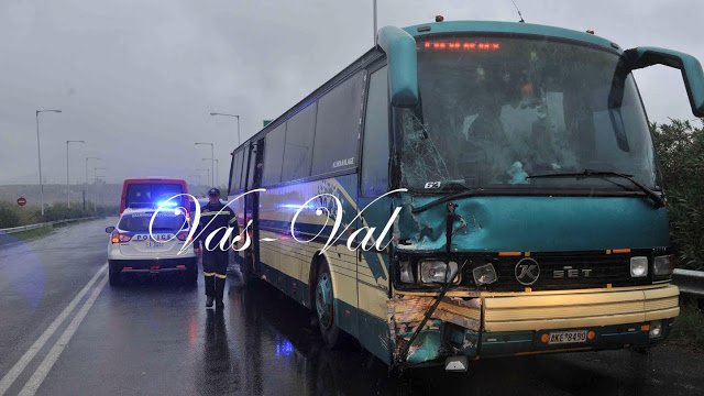 Σύγκρουση φορτηγού με λεωφορείο του ΚΤΕΛ - Ενας νεκρός και μία τραυματίας [εικόνες] | iefimerida.gr 1