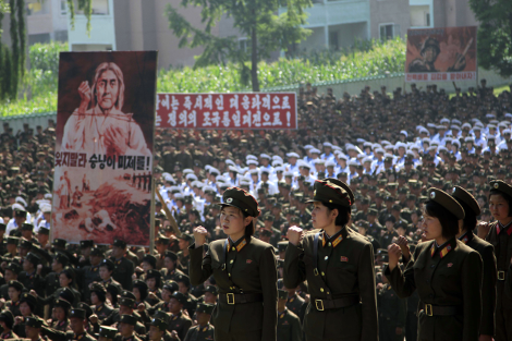 Ασύλληπτες φωτογραφίες από παρέλαση στη Βόρεια Κορέα -Σαν μαριονέτες χιλιάδες άτομα σε απόλυτο συγχρονισμό και συντονισμό [εικόνες] | iefimerida.gr 2