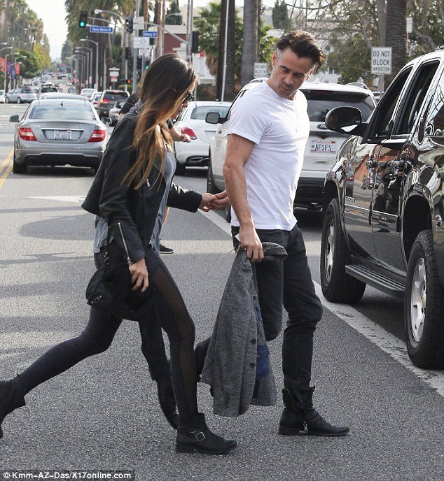 Κόλιν Φάρελ: Με άγνωστη καλλονή στους δρόμους του Λος Αντζελες [εικόνες] | iefimerida.gr 1