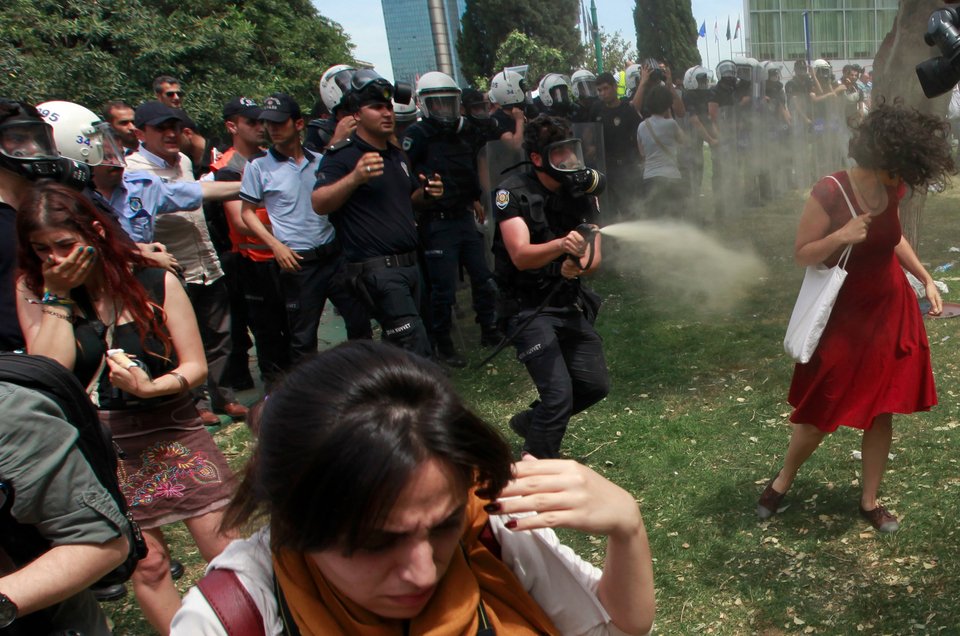Ασυνήθιστη τιμωρία για τον αστυνομικό που έριξε δακρυγόνο στην «γυναίκα με τα κόκκινα» στην Τουρκία | iefimerida.gr 1