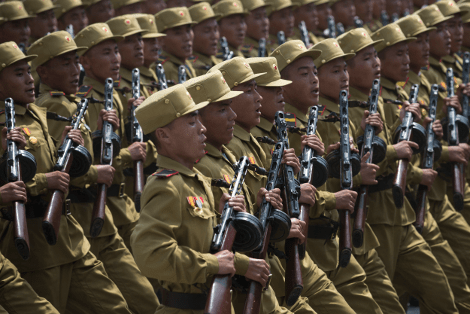 Ασύλληπτες φωτογραφίες από παρέλαση στη Βόρεια Κορέα -Σαν μαριονέτες χιλιάδες άτομα σε απόλυτο συγχρονισμό και συντονισμό [εικόνες] | iefimerida.gr 4