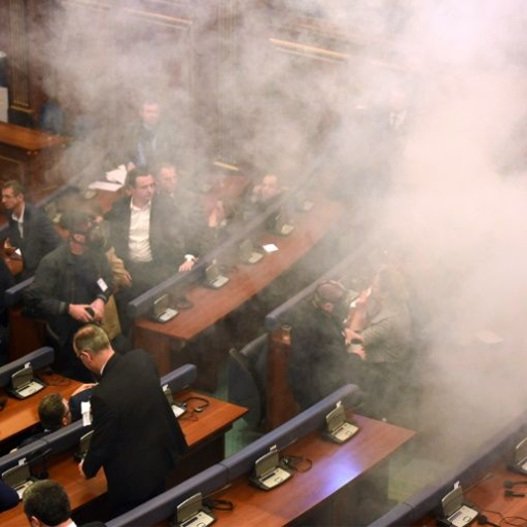 Βουλευτές έριξαν δακρυγόνα στη Βουλή του Κοσόβου [εικόνα] | iefimerida.gr 0