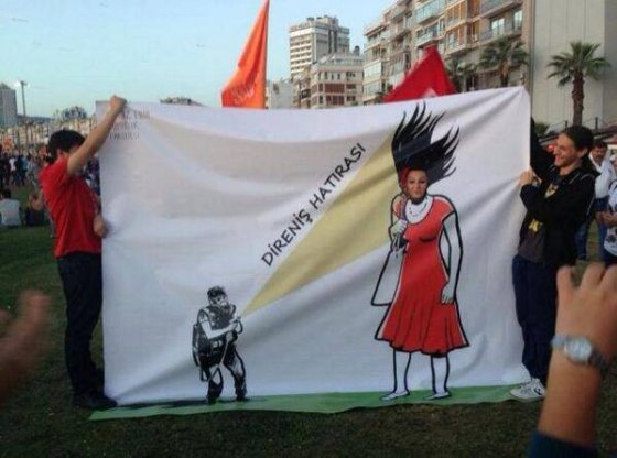 Ασυνήθιστη τιμωρία για τον αστυνομικό που έριξε δακρυγόνο στην «γυναίκα με τα κόκκινα» στην Τουρκία | iefimerida.gr 2