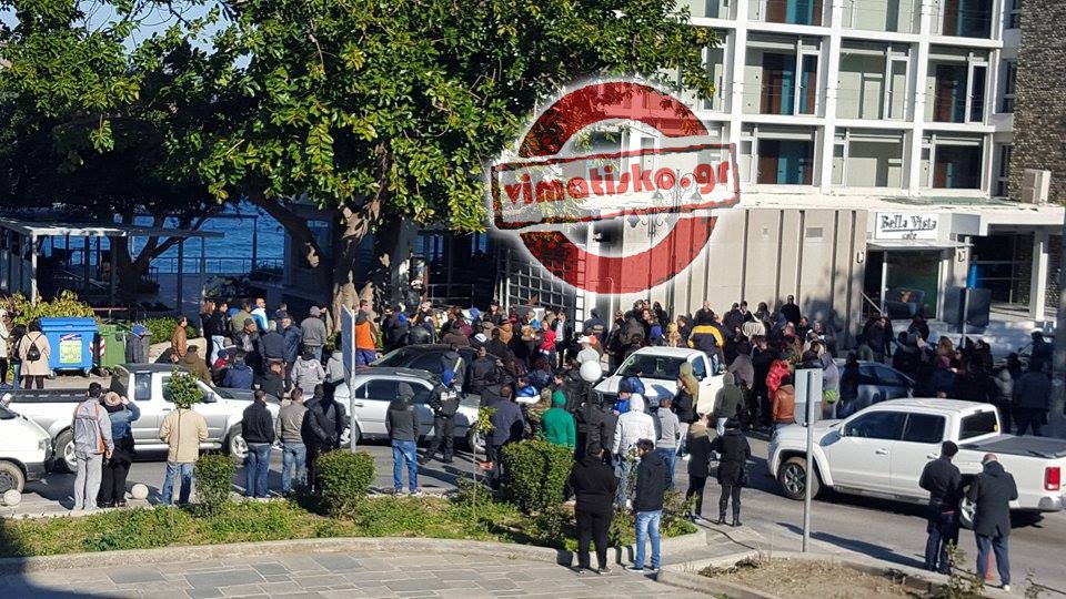 «Μπλόκο» πολιτών σε βουλευτή του ΣΥΡΙΖΑ στην Κω -Τον «εγκλώβισαν» σε καφετέρια [εικόνες & βίντεο] | iefimerida.gr 3