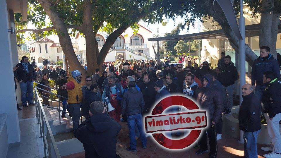 «Μπλόκο» πολιτών σε βουλευτή του ΣΥΡΙΖΑ στην Κω -Τον «εγκλώβισαν» σε καφετέρια [εικόνες & βίντεο] | iefimerida.gr 2