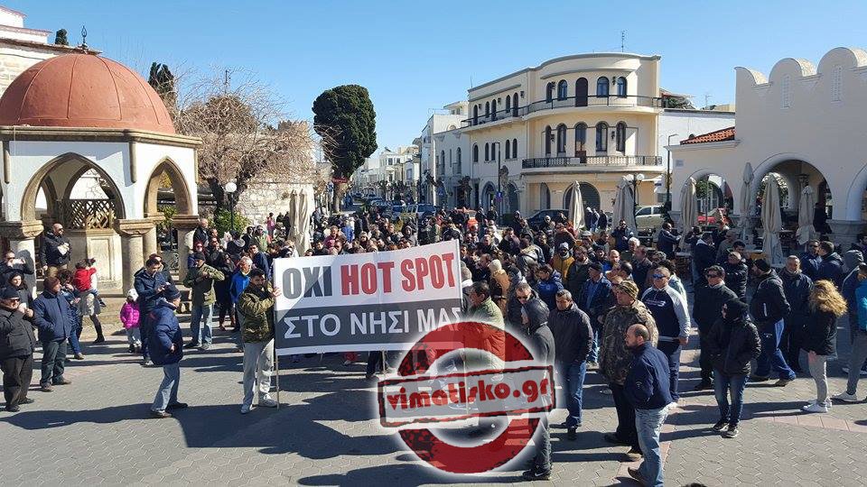 «Μπλόκο» πολιτών σε βουλευτή του ΣΥΡΙΖΑ στην Κω -Τον «εγκλώβισαν» σε καφετέρια [εικόνες & βίντεο] | iefimerida.gr 4