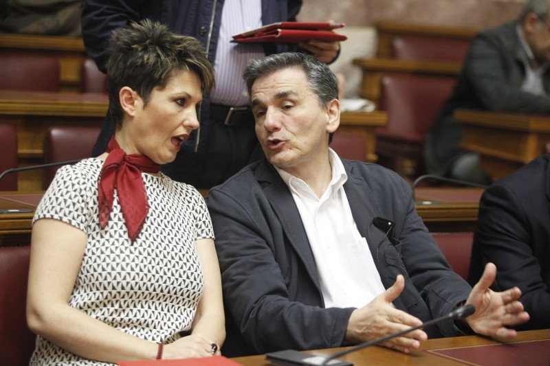 Η «έρευνα» στην τσάντα του Τσακαλώτου και το βιβλίο με... μήνυμα του Κατρούγκαλου [εικόνες] | iefimerida.gr 0