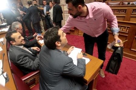 Καρέ-καρέ η συνεδρίαση της ΚΟ του ΣΥΡΙΖΑ -Τα χειροκροτήματα, η βλοσυρή Ζωή, ο Βαρουφάκης αλλού [εικόνες] | iefimerida.gr 13