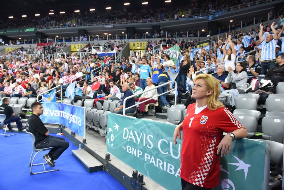 Η χυμώδης πρόεδρος της Κροατίας έχει ραντεβού στο γήπεδο με τον Μακρόν [εικόνες & βίντεο]  | iefimerida.gr 0