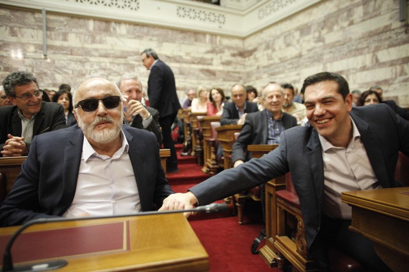 Η «έρευνα» στην τσάντα του Τσακαλώτου και το βιβλίο με... μήνυμα του Κατρούγκαλου [εικόνες] | iefimerida.gr 1